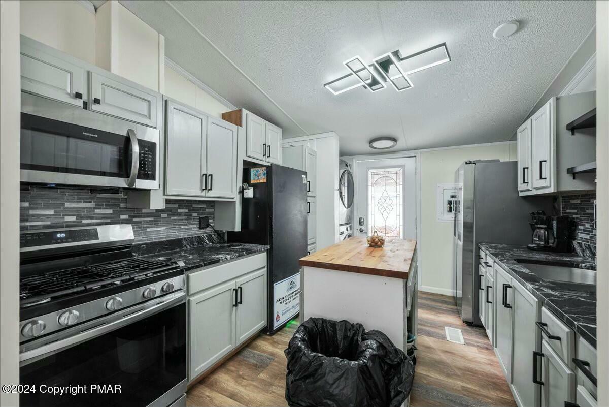 Property Photo: 2612 Oakwood Court PA 18302