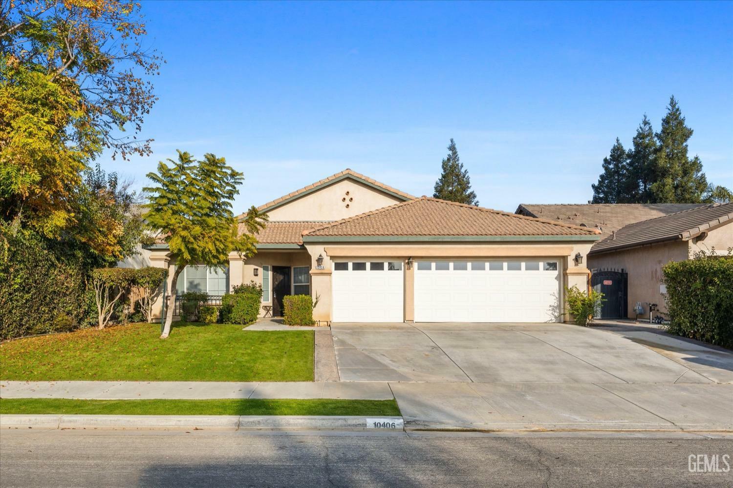 Property Photo:  10406 Seneca Falls Avenue  CA 93312 