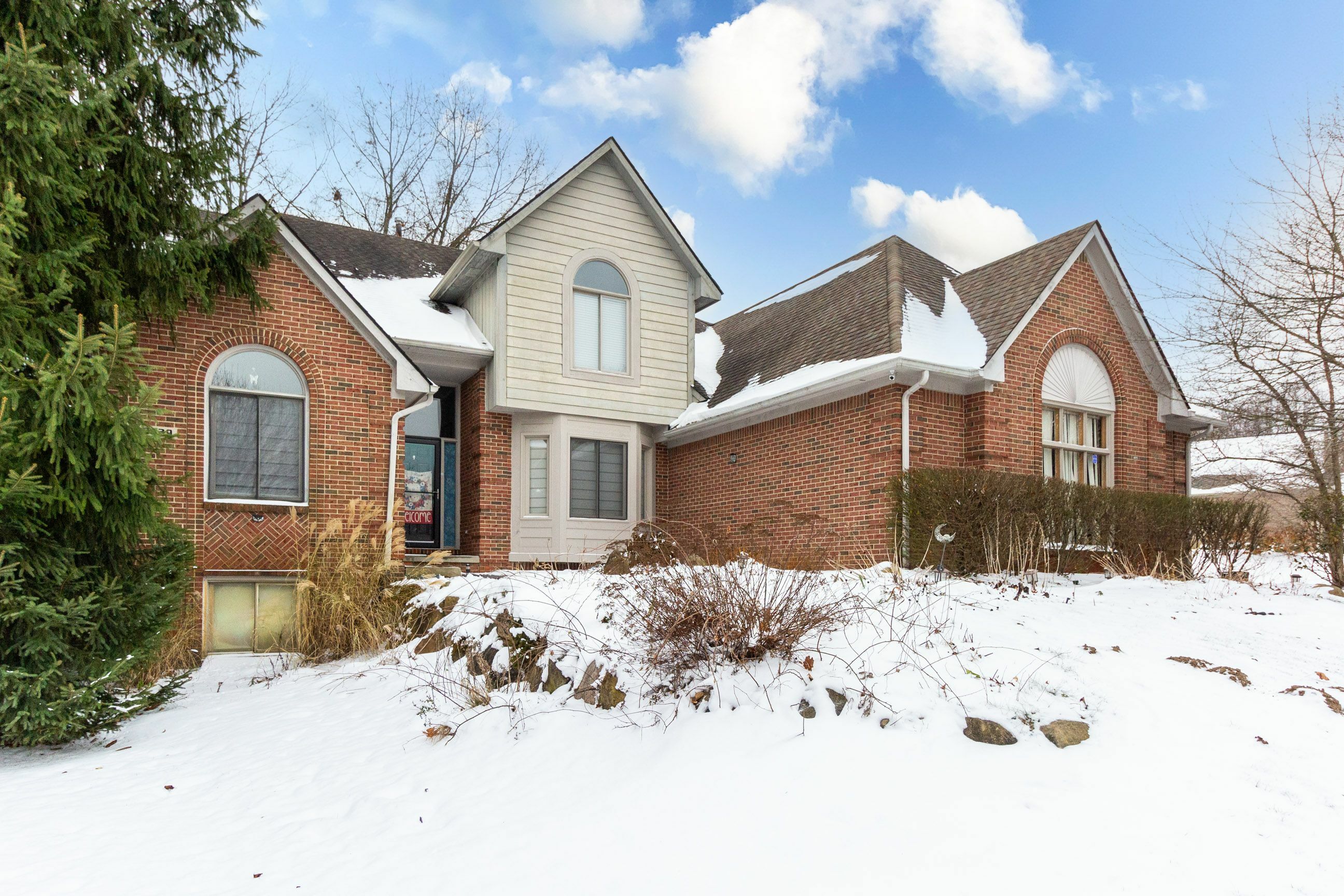 Property Photo:  9829 Forest Ridge Drive  MI 48348 4163 