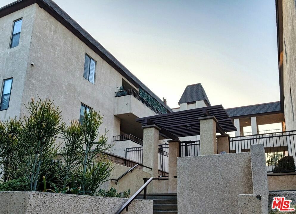 Property Photo: 121 S Wilson Avenue 205 CA 91106