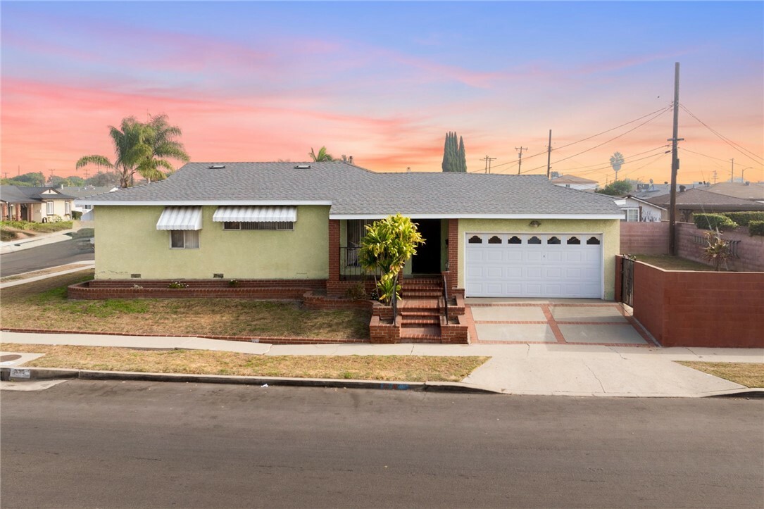 Property Photo:  1118 Frigate Avenue  CA 90744 