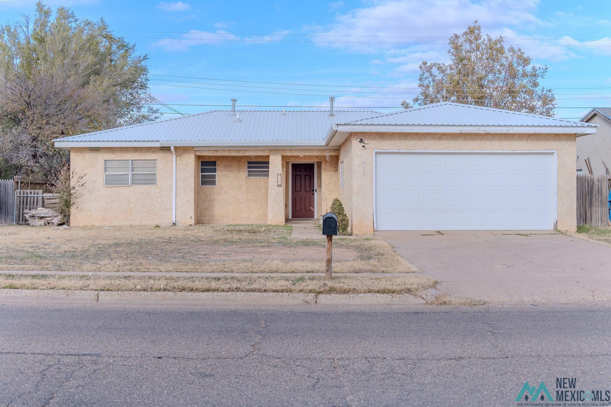 Property Photo:  828 W Manana Avenue  NM 88101 