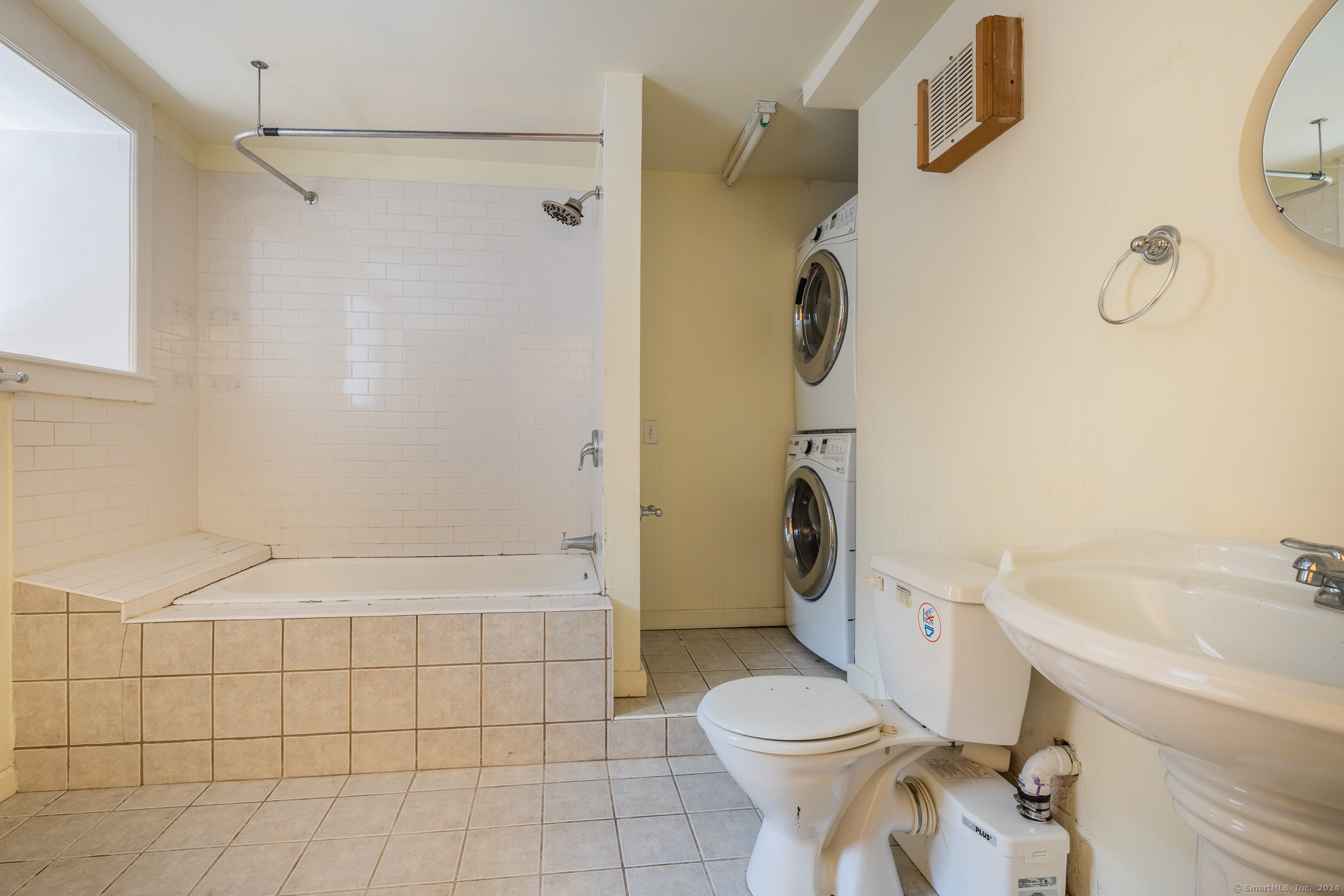 Property Photo:  325 Myrtle Avenue Apt 1001  CT 06604 