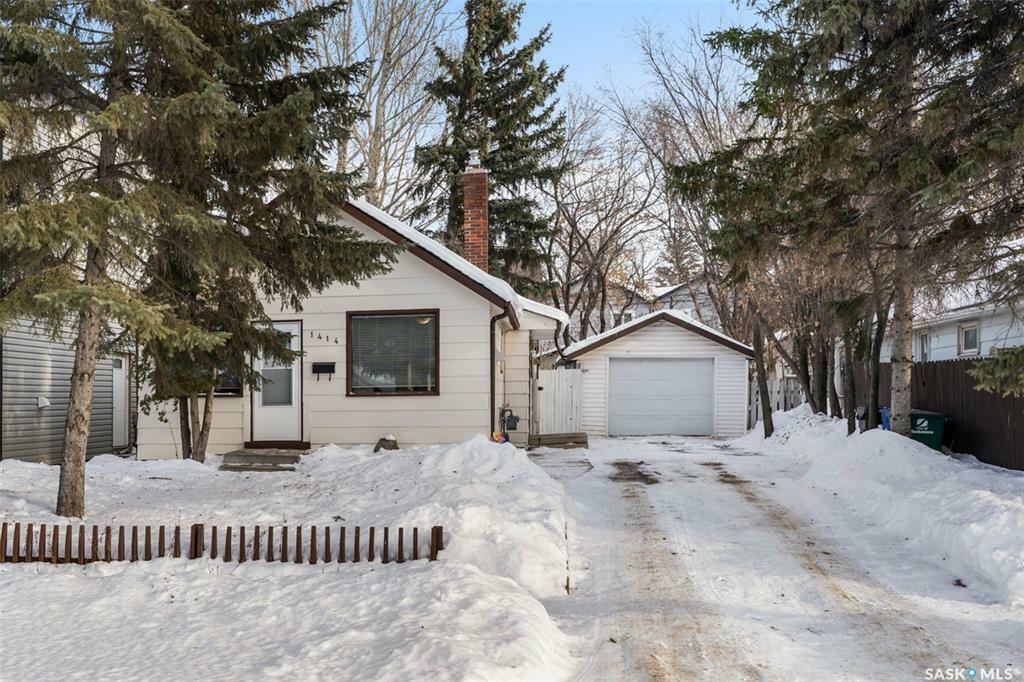 Property Photo:  1414 G Avenue N  SK S7L 2A9 