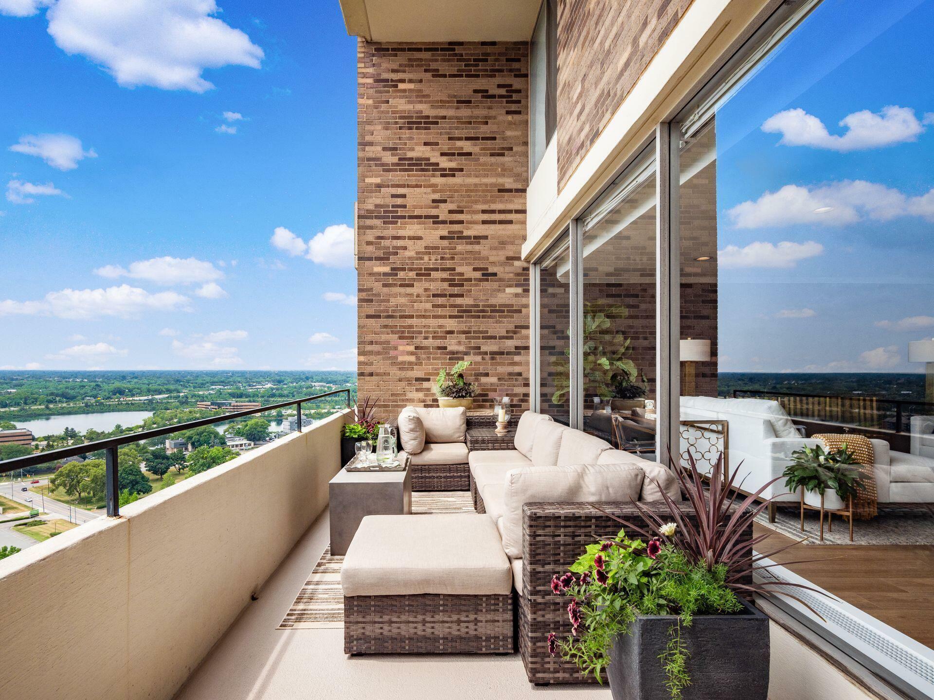 Property Photo: 1000 Urlin Avenue OH 43212