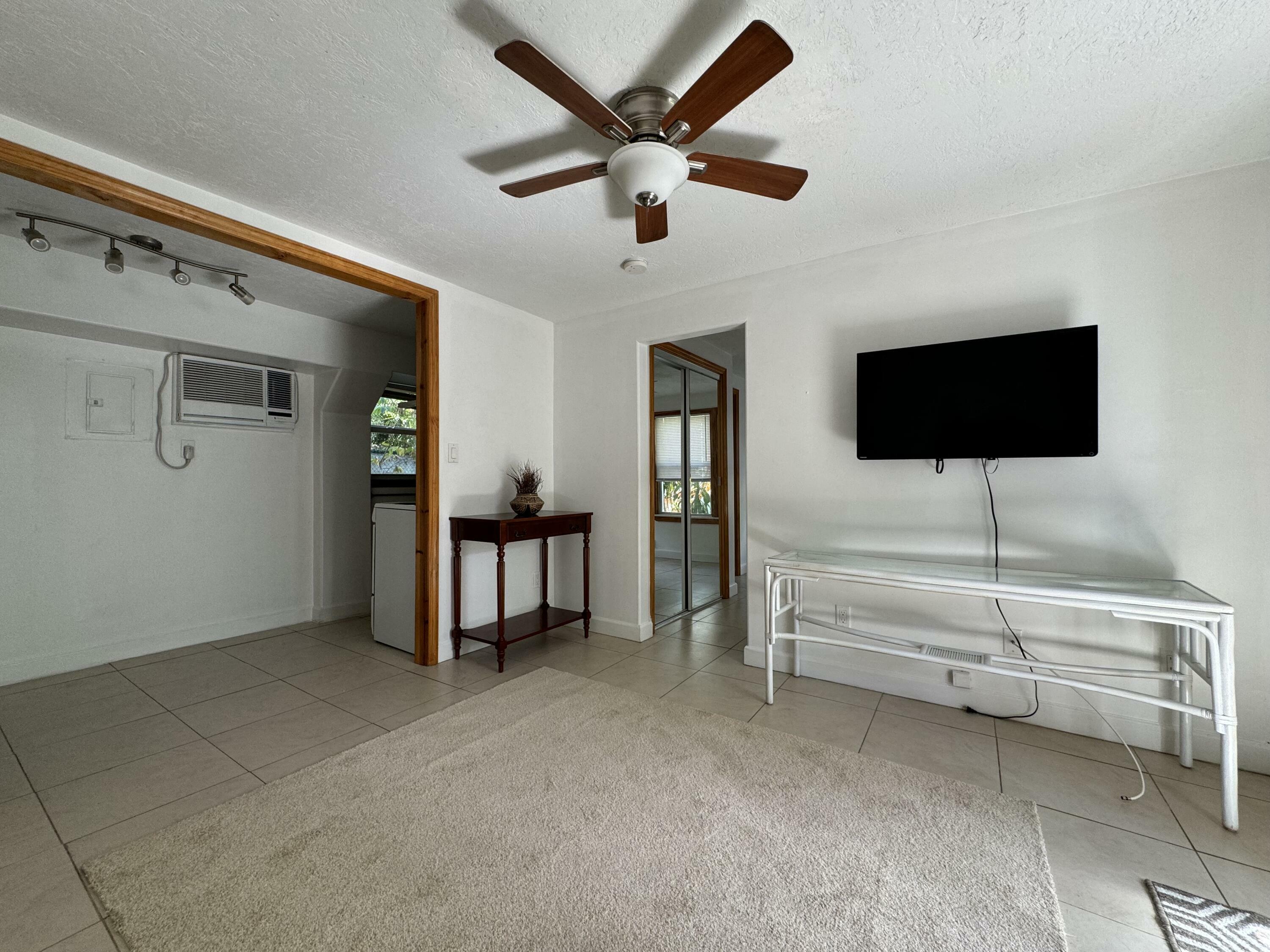 Property Photo:  311 Pershing Way 1  FL 33401 