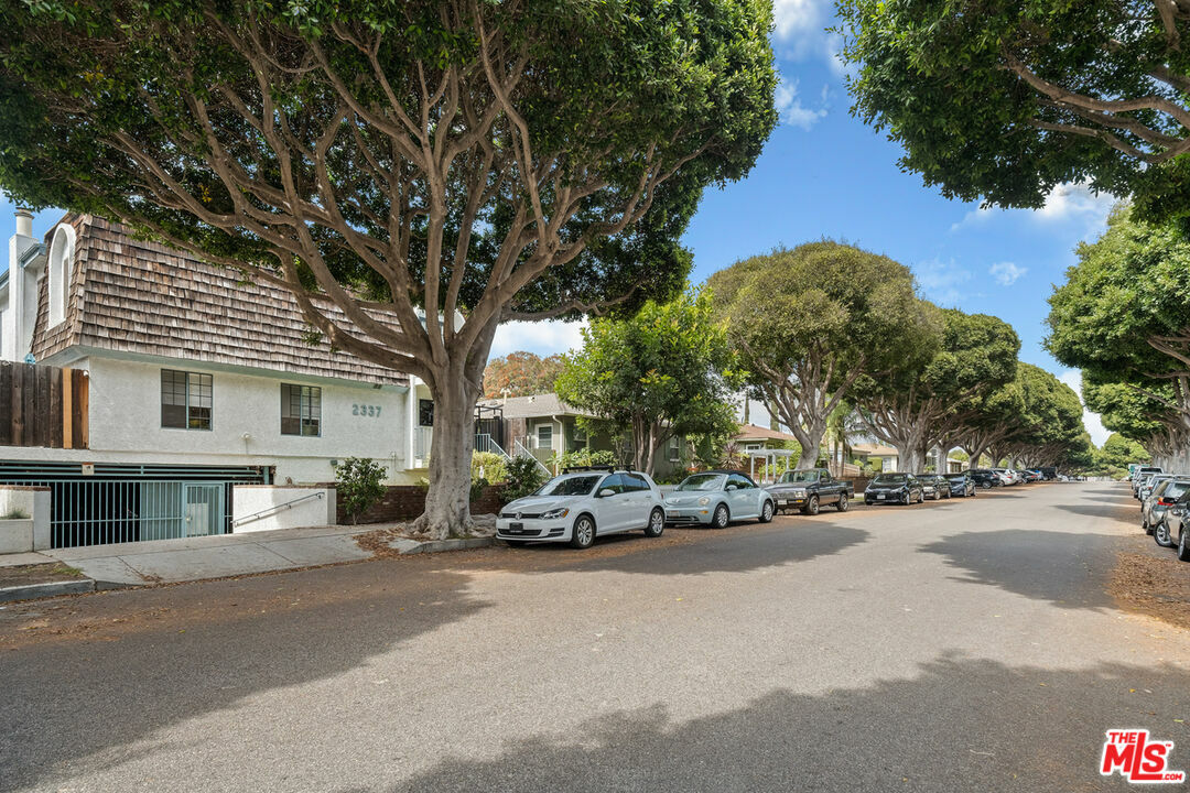 Property Photo:  2337 Oak St 2  CA 90405 