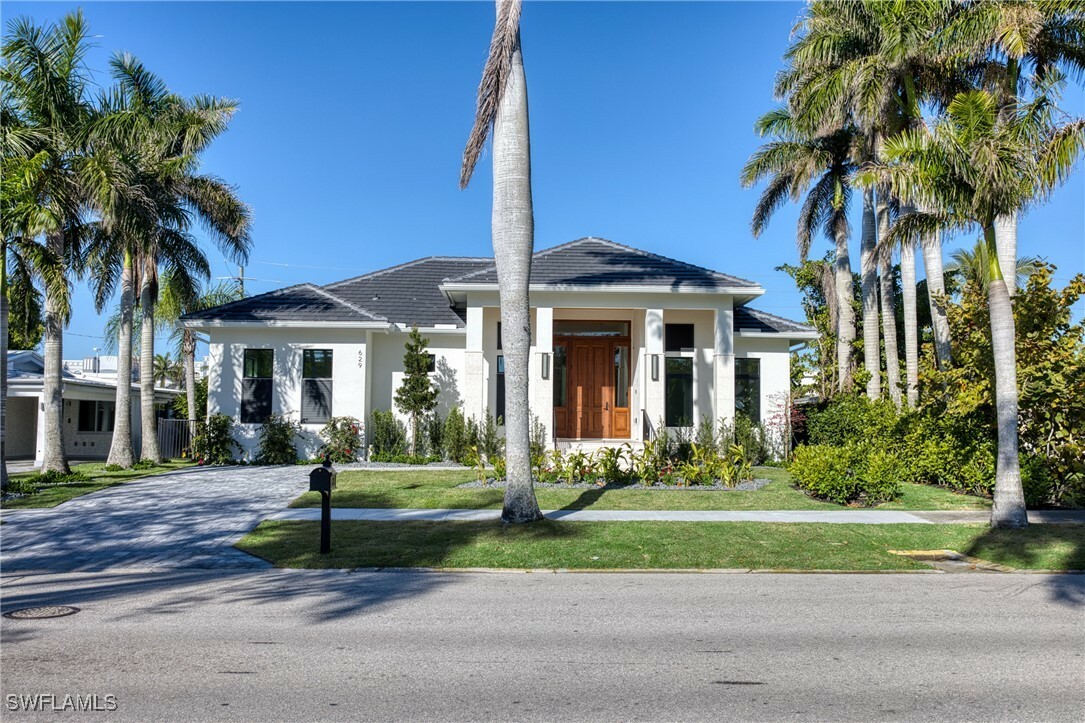 Property Photo: 629 10th Street N FL 34102