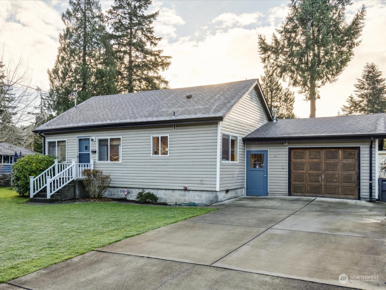 Property Photo:  1530  25th Street SE  WA 98002 