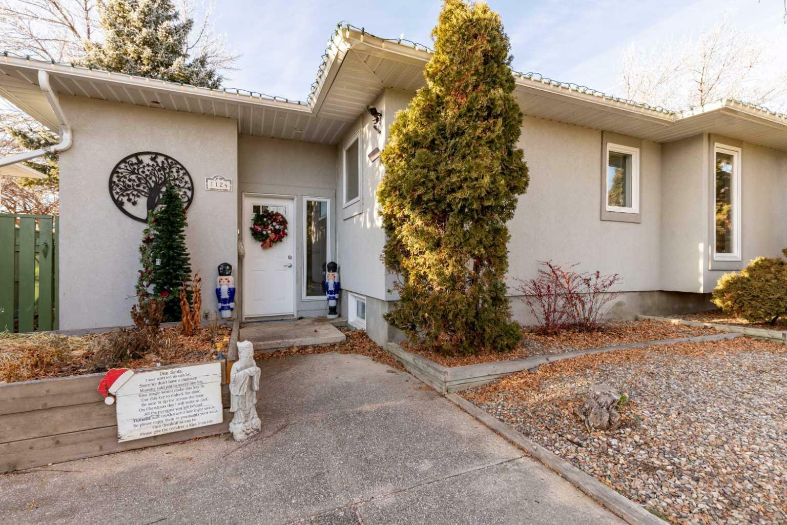 Property Photo:  1124 29A Street S  AB T1K 2Y1 