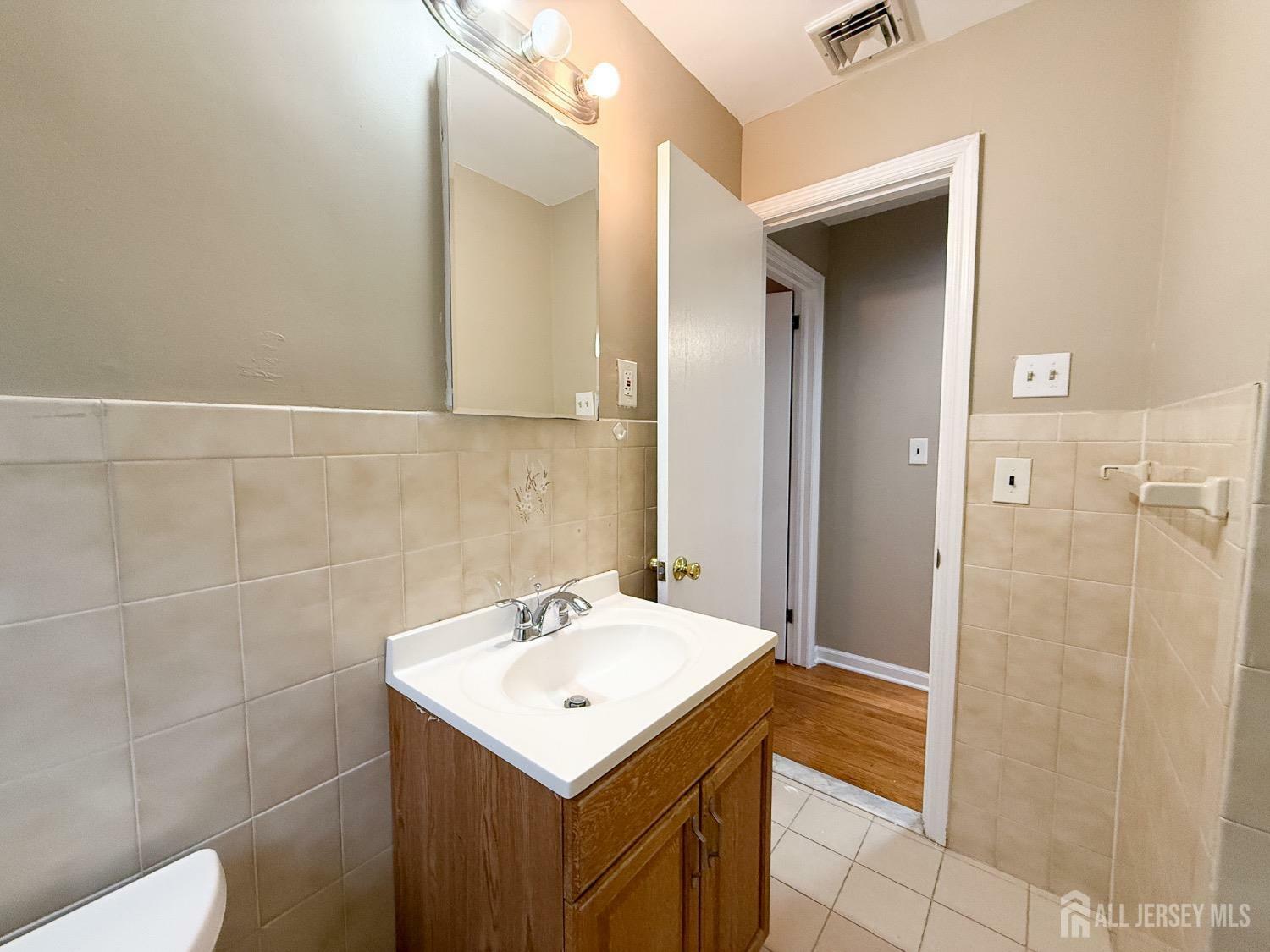 Property Photo:  38 N Laurel Avenue N  NJ 08830 