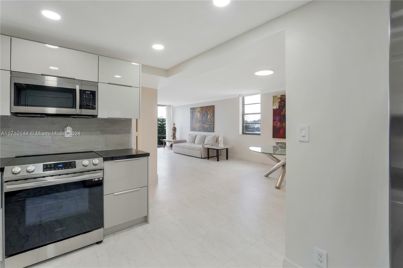 Property Photo:  1600 S Ocean Dr 2F  FL 33019 