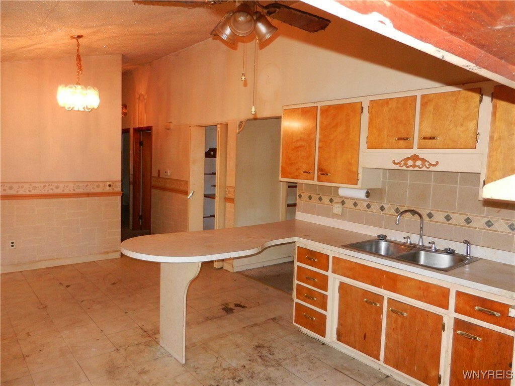 Property Photo:  28 Pamela Drive  NY 14043 