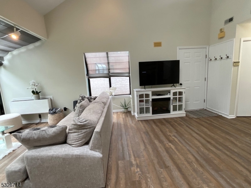 Property Photo:  4 Keystone Ct 2  NJ 07462 