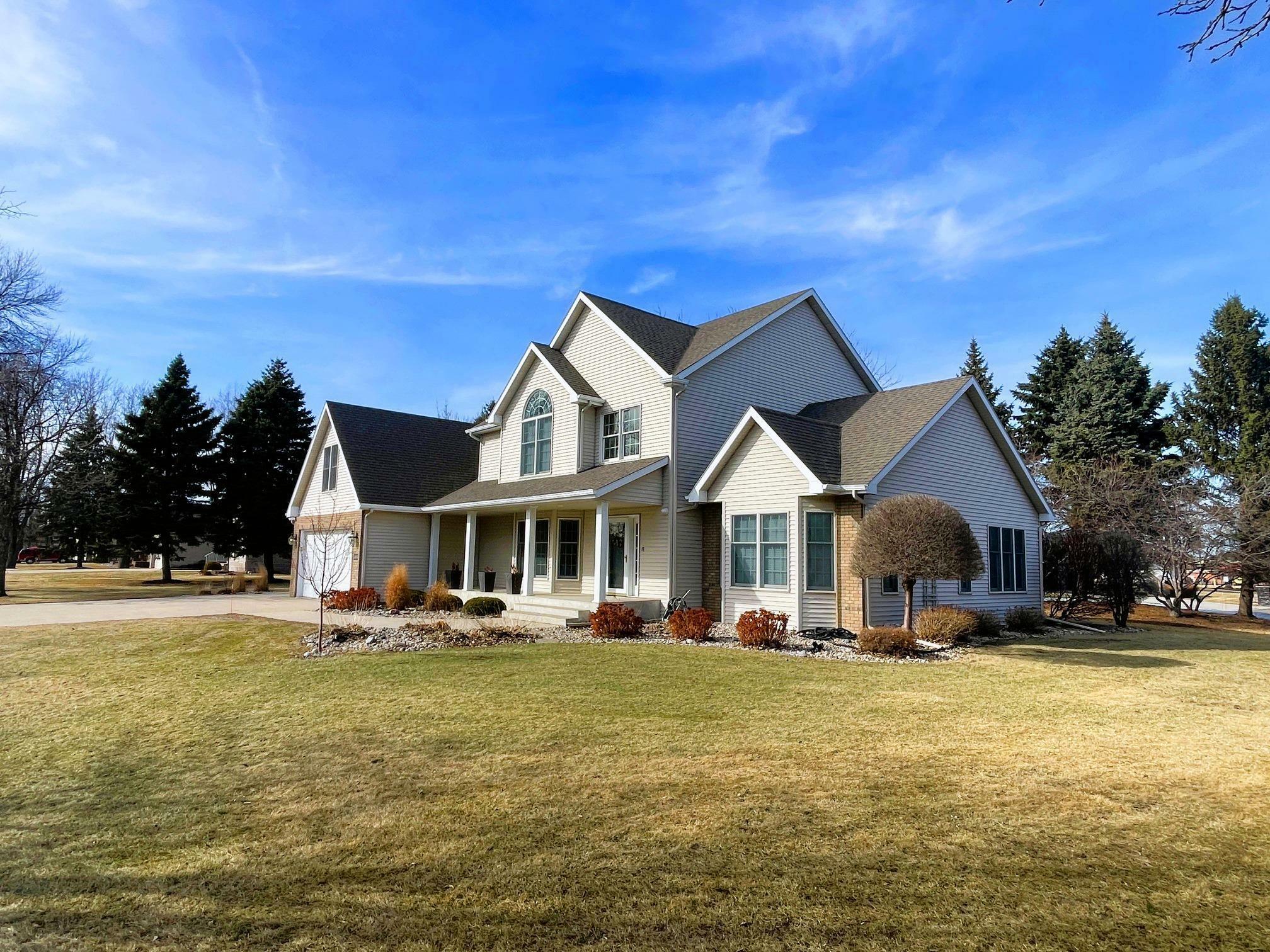 Property Photo: 1504 Oakwood Avenue ND 58075