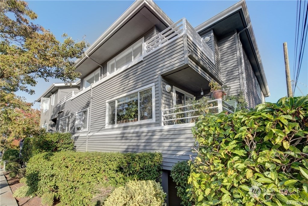 Property Photo:  214 W McGraw Street 301  WA 98119 