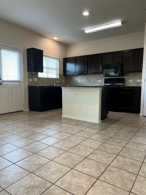 Property Photo: 275 Circle Way Loop 9B TX 76537