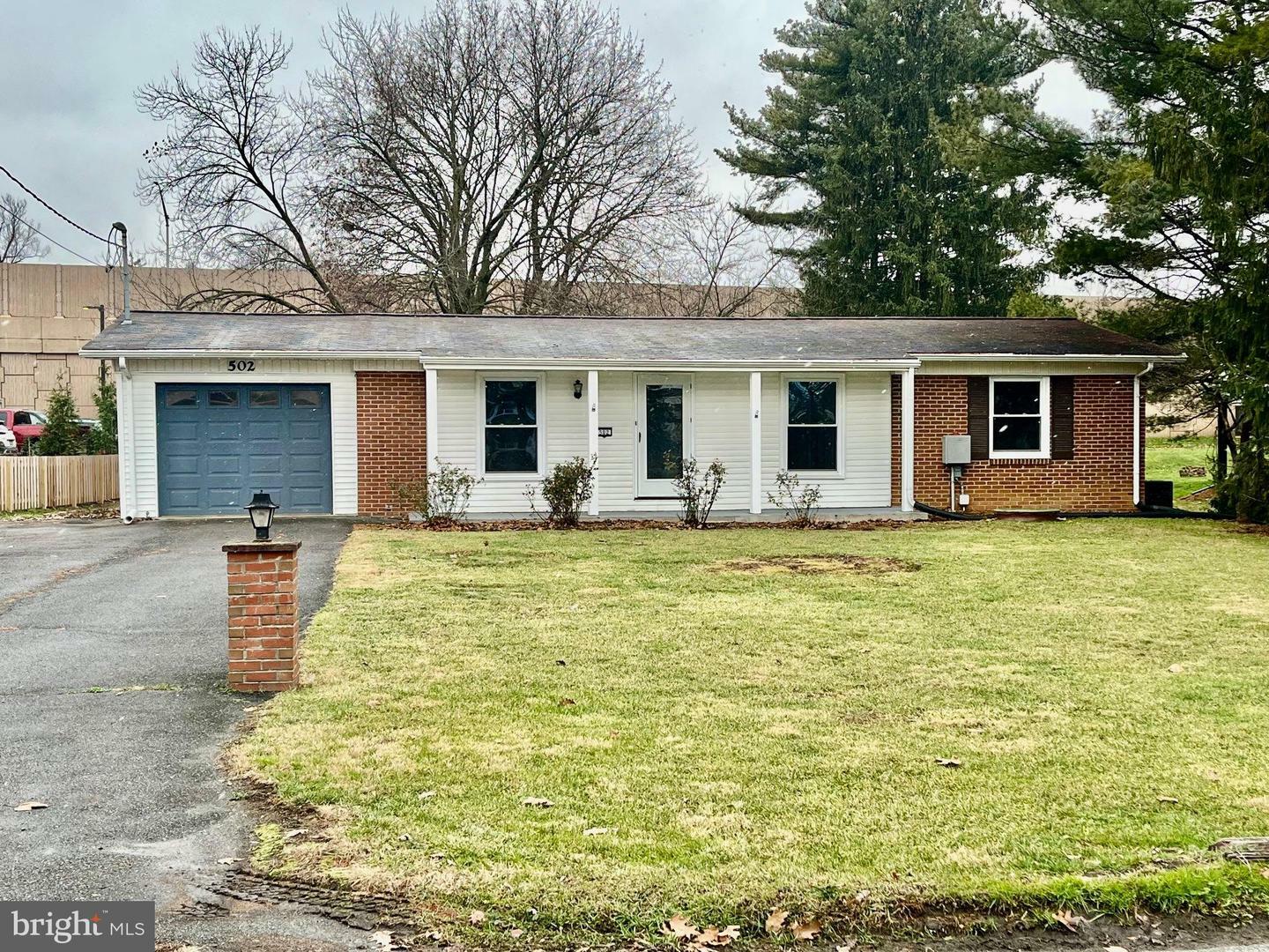 502 Oak Grove Drive  Lancaster PA 17601 photo