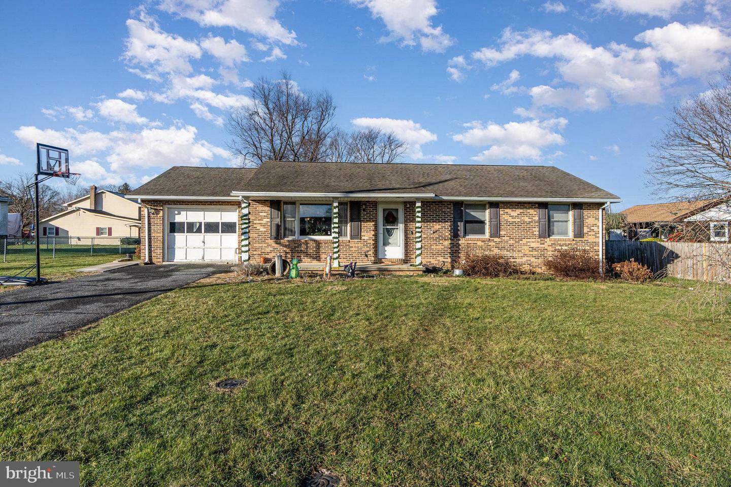 Property Photo:  104 Hedge Row Lane  PA 17015 