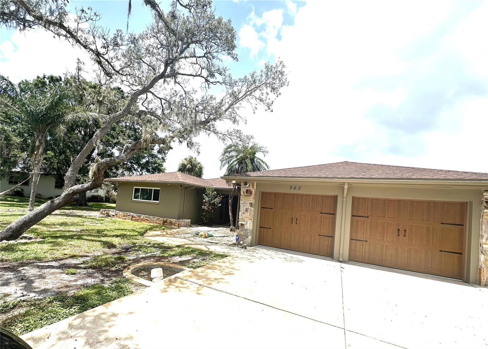 Property Photo: 945 Bayshore Drive FL 34689
