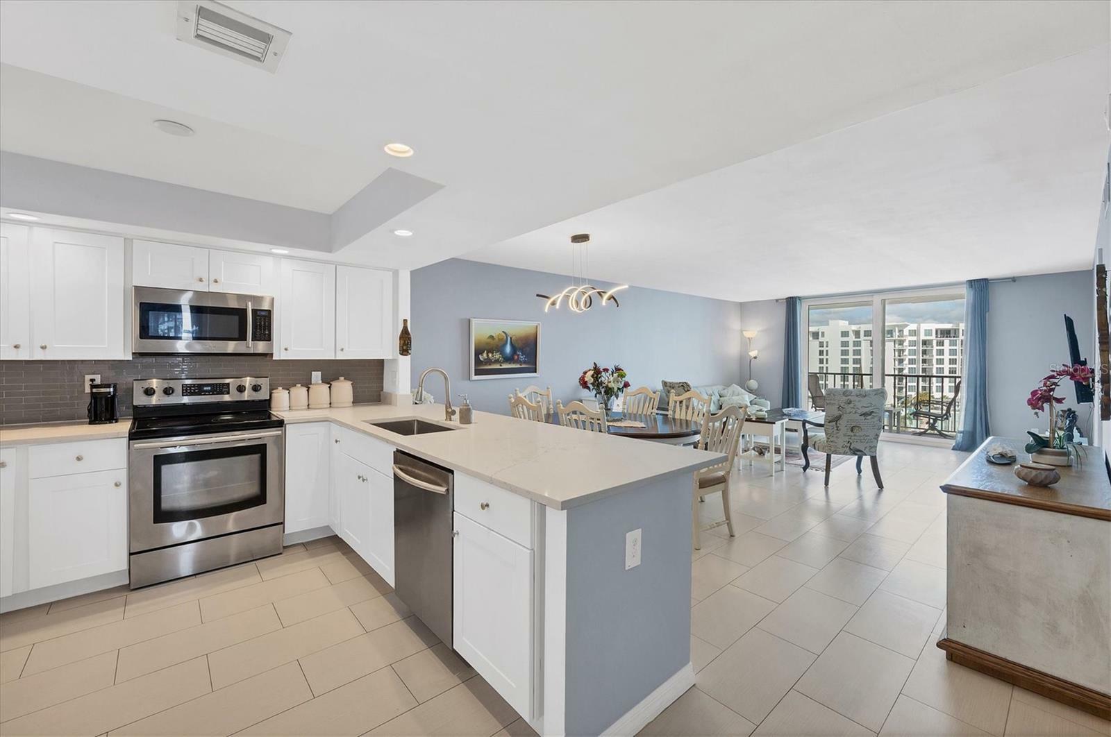 Property Photo:  101 S Gulfstream Avenue 15E  FL 34236 