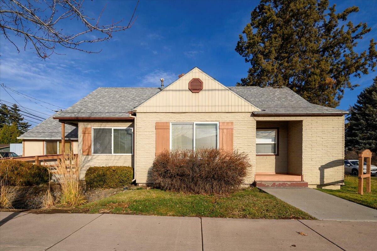 Property Photo:  1005 SW Glacier Avenue  OR 97756 