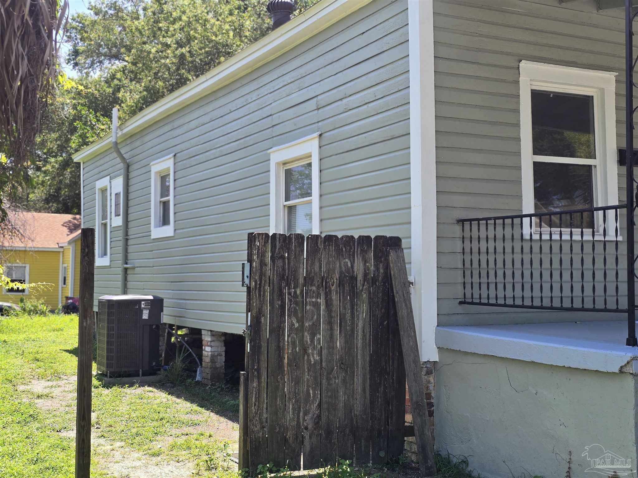 Property Photo:  510 N G St  FL 32501 