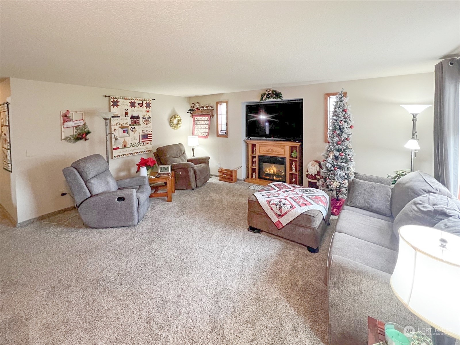 Property Photo:  2425  Hickory Avenue  WA 98632 