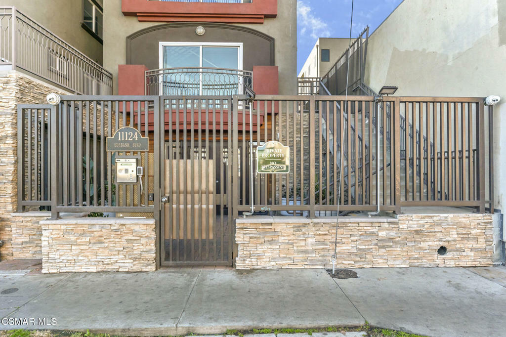 Property Photo:  11124 Burbank Boulevard 208  CA 91601 