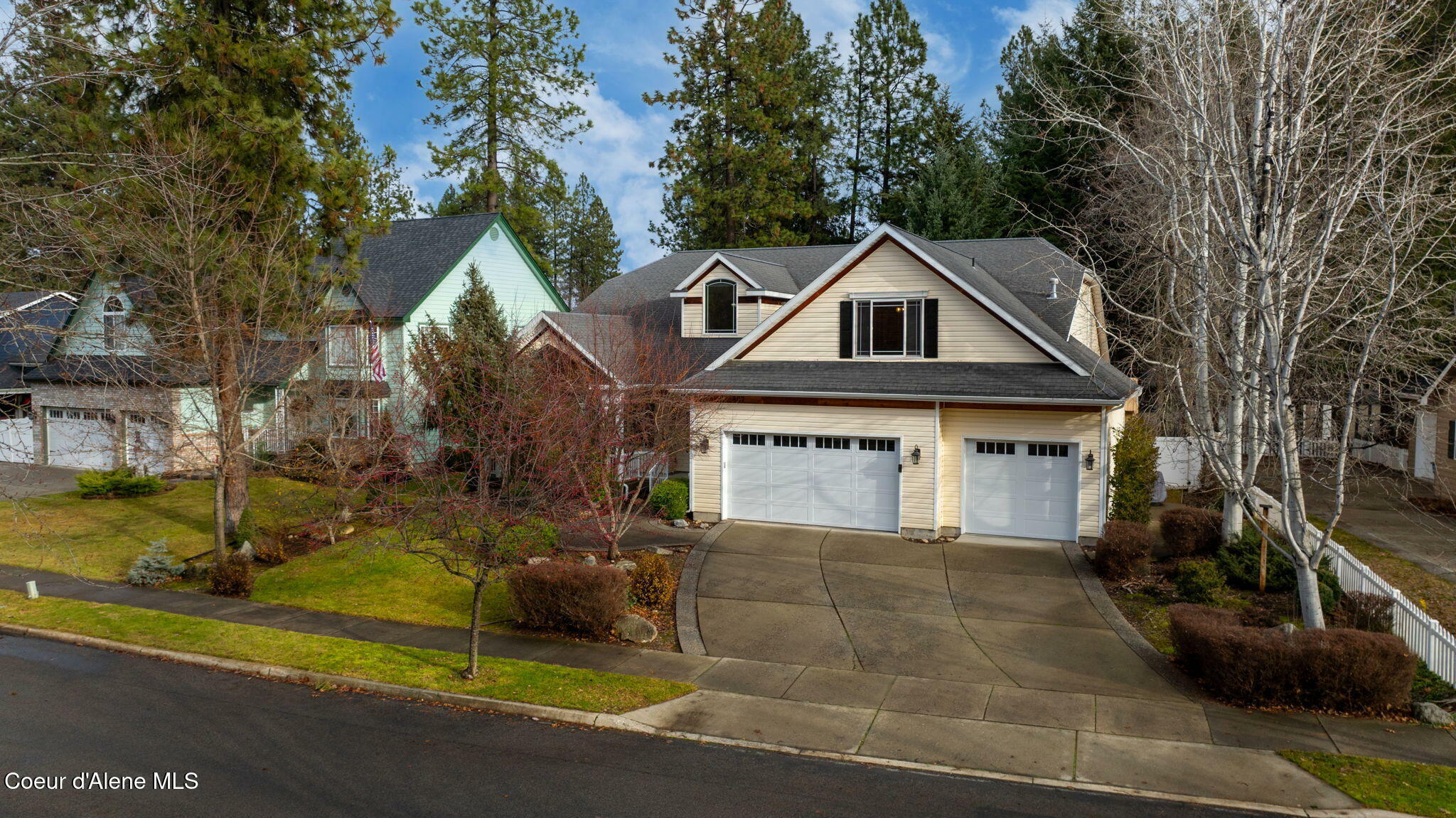 Property Photo:  807 S Riverside Harbor Dr  ID 83854 