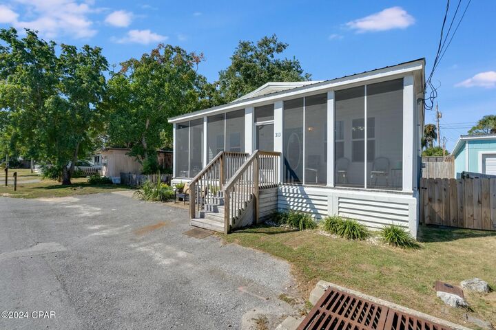 Property Photo: 313 Laureno Place FL 32413