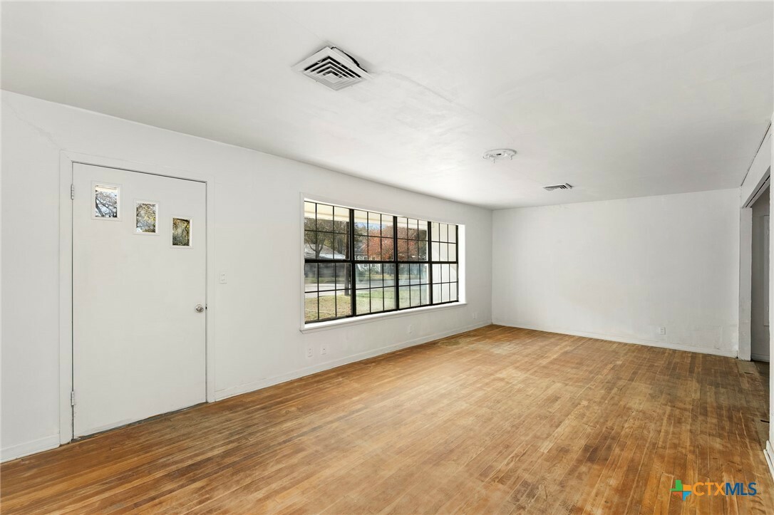 Property Photo: 567 Avenue A Street TX 78130