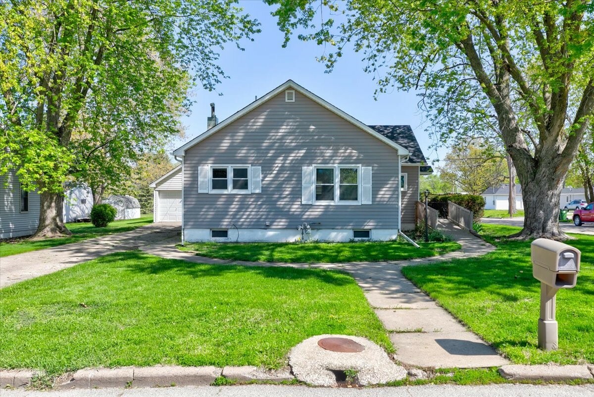 Property Photo: 1303 W 2nd Street IA 50036