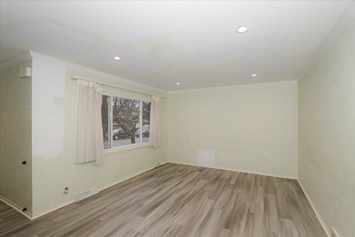 Property Photo:  831 W Partridge Lane 831  IL 60056 