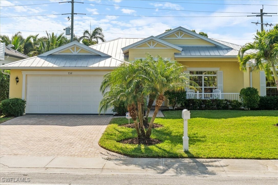 Property Photo: 732 7th Avenue N FL 34102