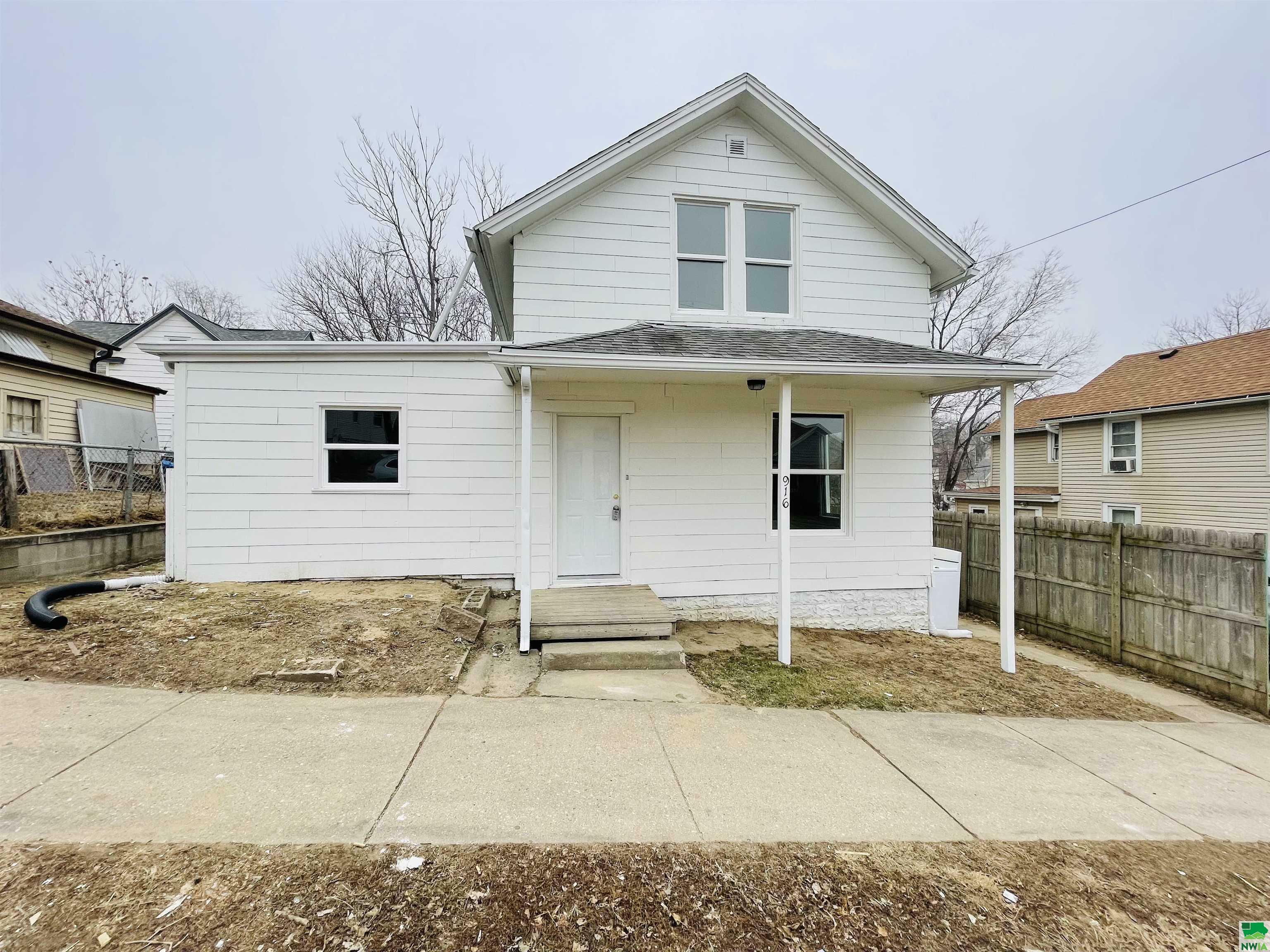 Property Photo:  916 15th St  IA 51105 