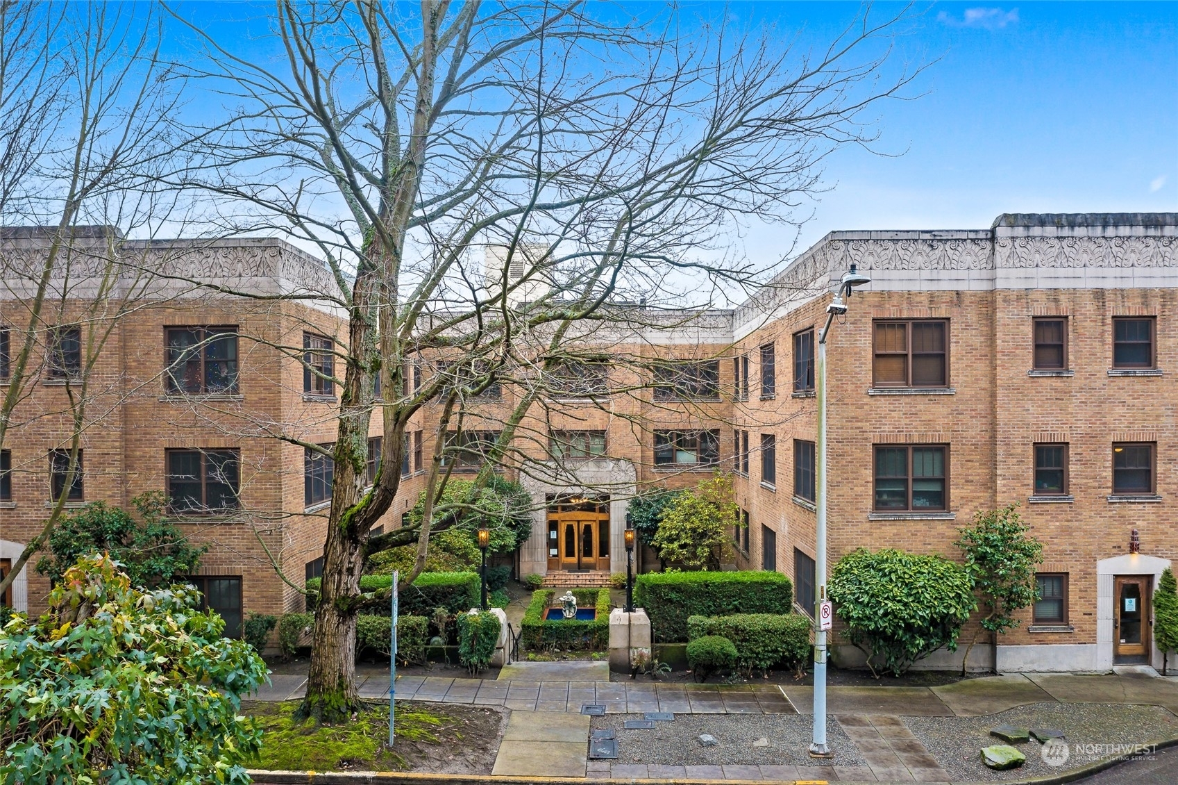 Property Photo: 519 W Roy Street 402 WA 98119
