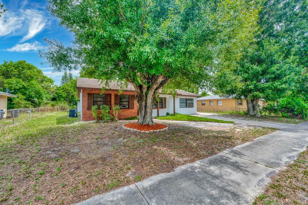 Property Photo:  2707 Kingsley Drive  FL 34946 