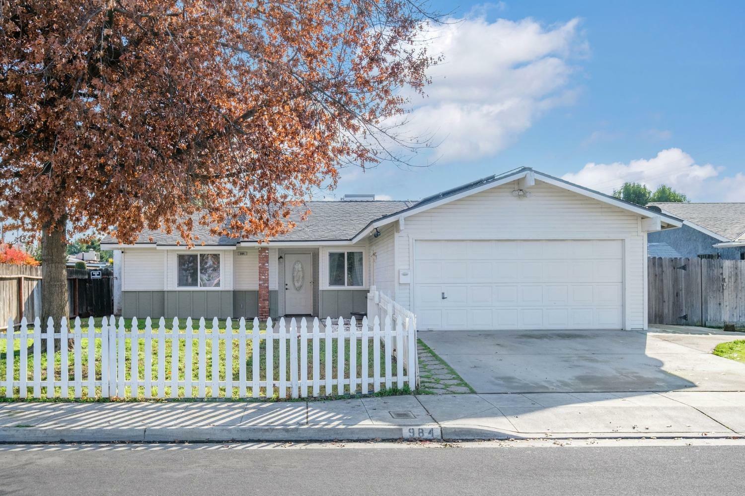 Property Photo:  984 W Ashcroft Avenue  CA 93612 