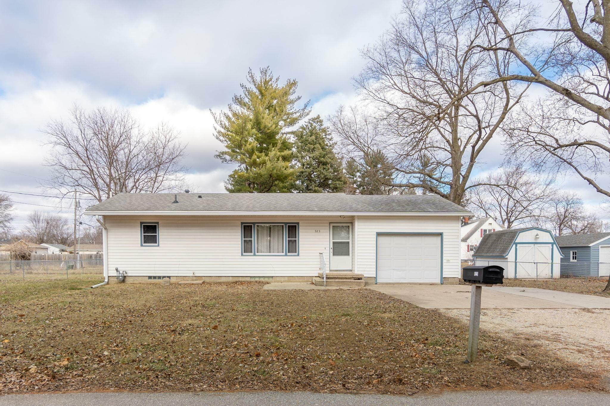 Property Photo:  923 Thomas Street  IA 50613 