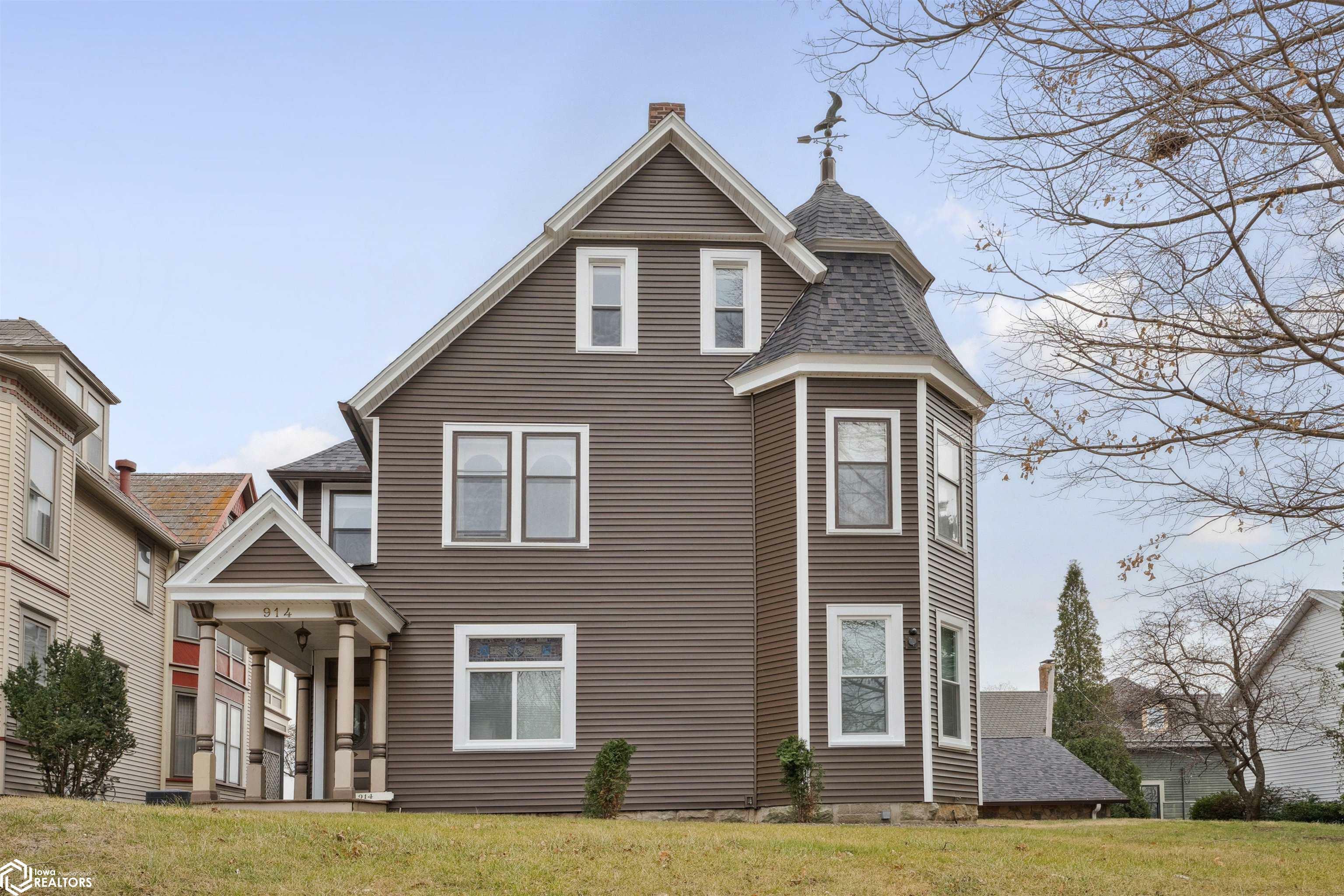 Property Photo:  914 N 3rd Street  IA 52601 