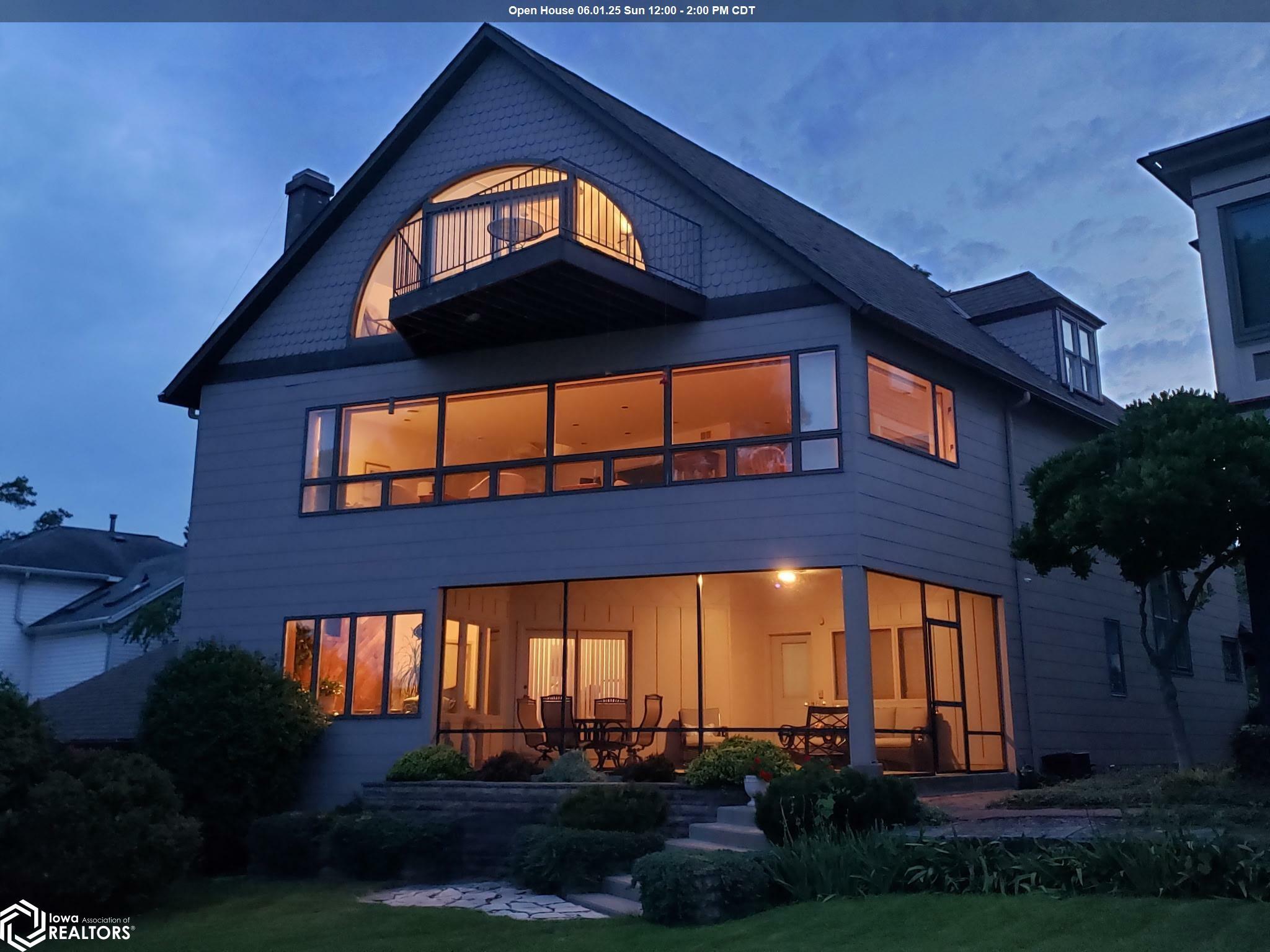 Property Photo: 914 N 3rd Street IA 52601