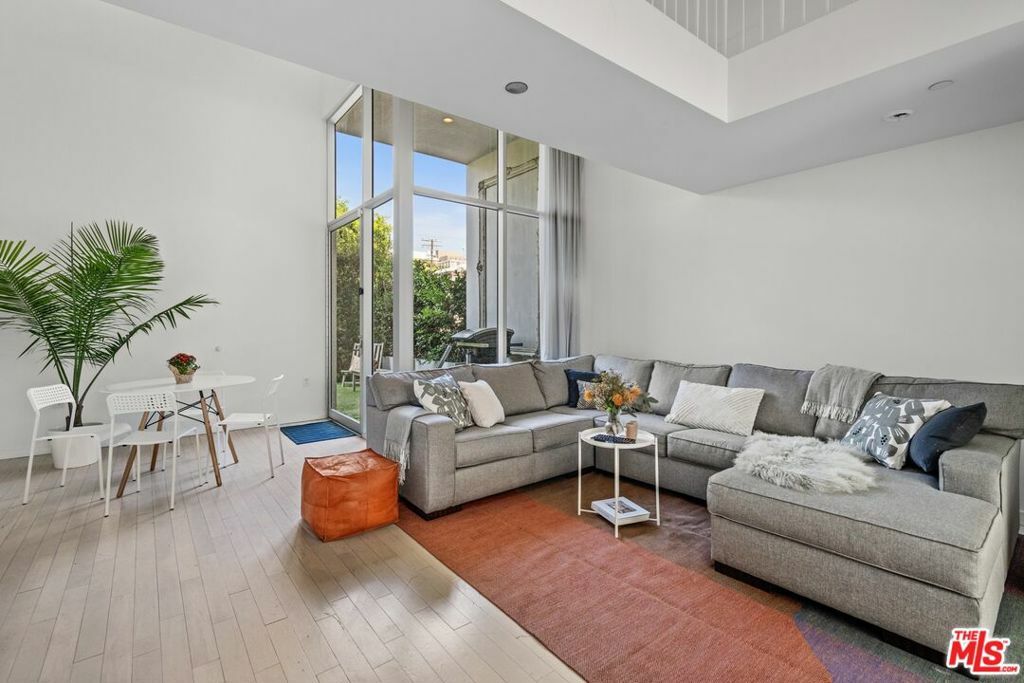 Property Photo: 7917 Willoughby Avenue 2 CA 90046