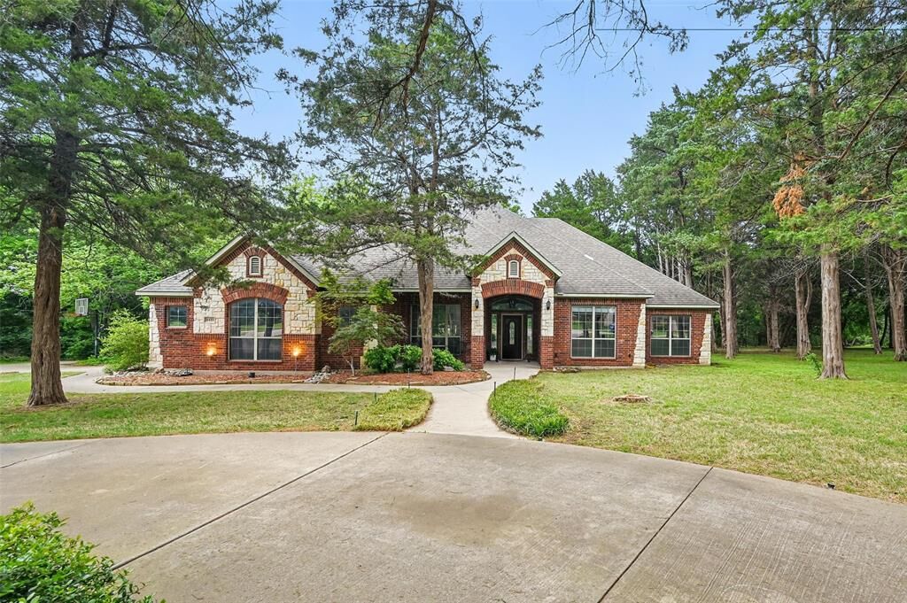 Property Photo: 3421 Mindy Lane TX 76065