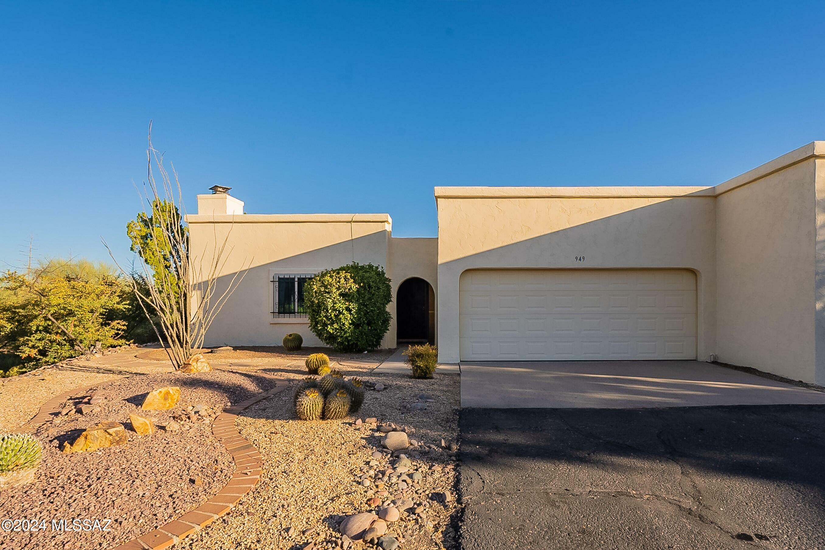 Property Photo:  949 W Camino Guarina  AZ 85614 