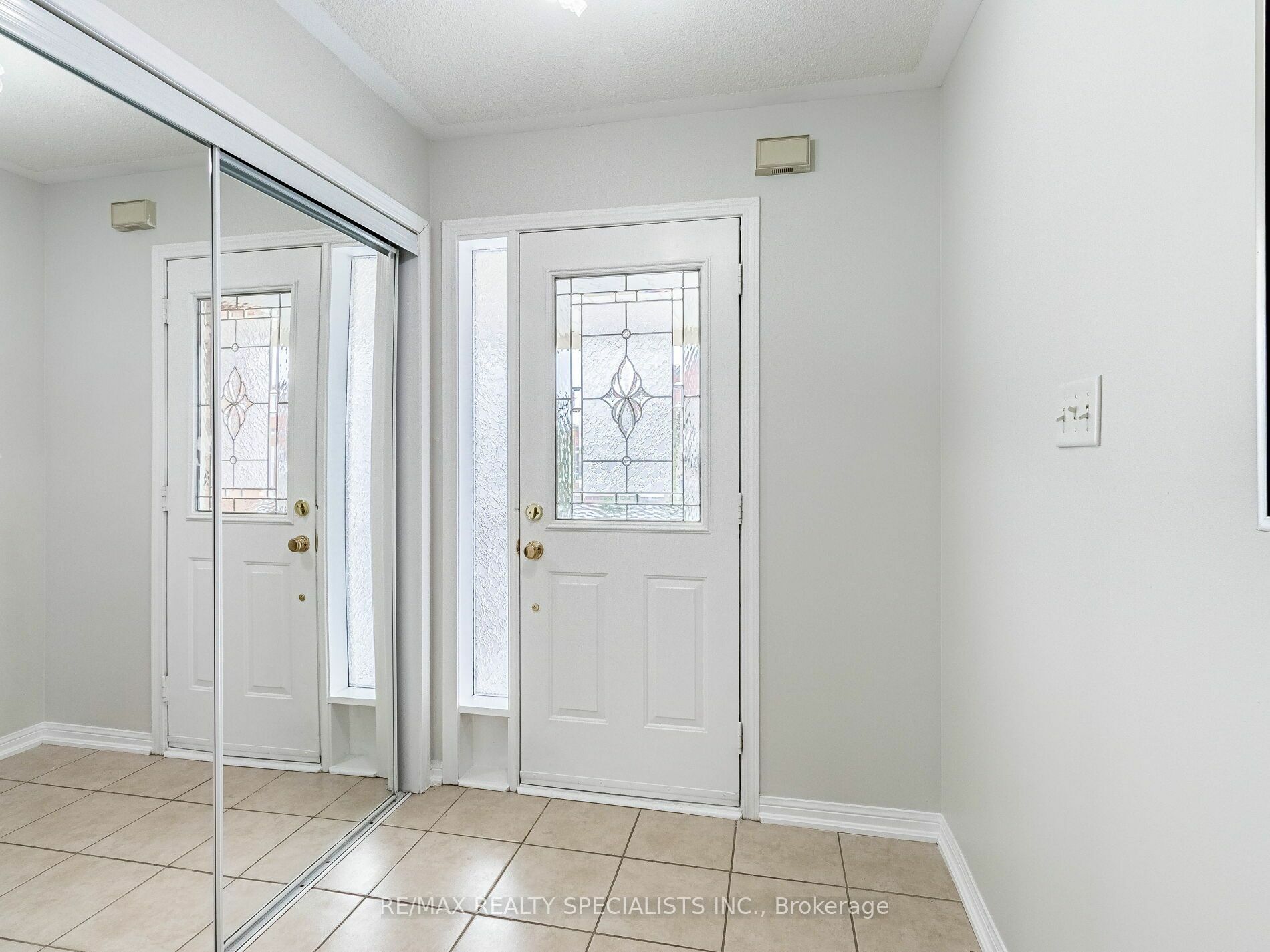 Property Photo:  4 Longueuil Pl  ON L1R 3G9 