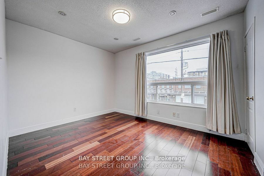 Property Photo:  639 A Dupont St  ON M6G 1Z4 