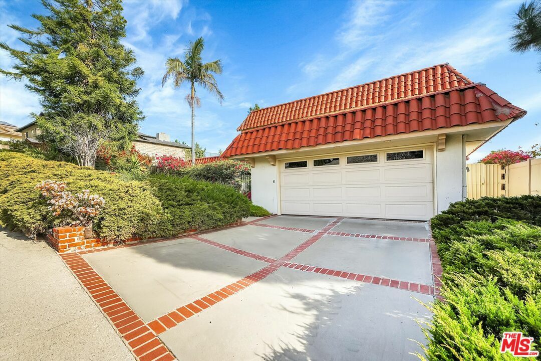 Property Photo:  2546  Westridge Rd  CA 90049 