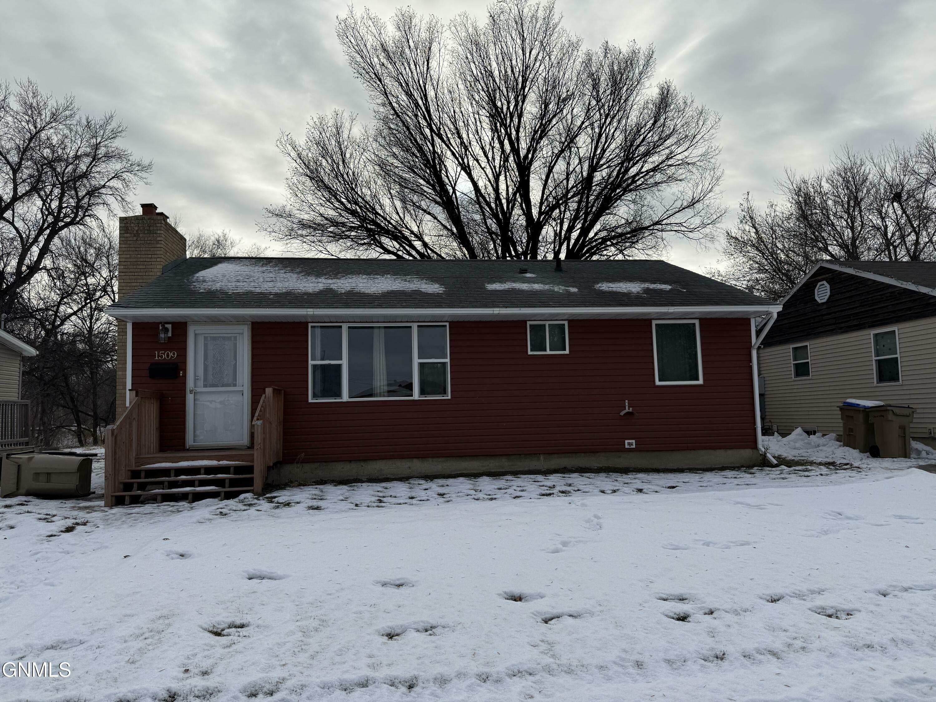 Property Photo:  1509 Wildwood Avenue  ND 58703 