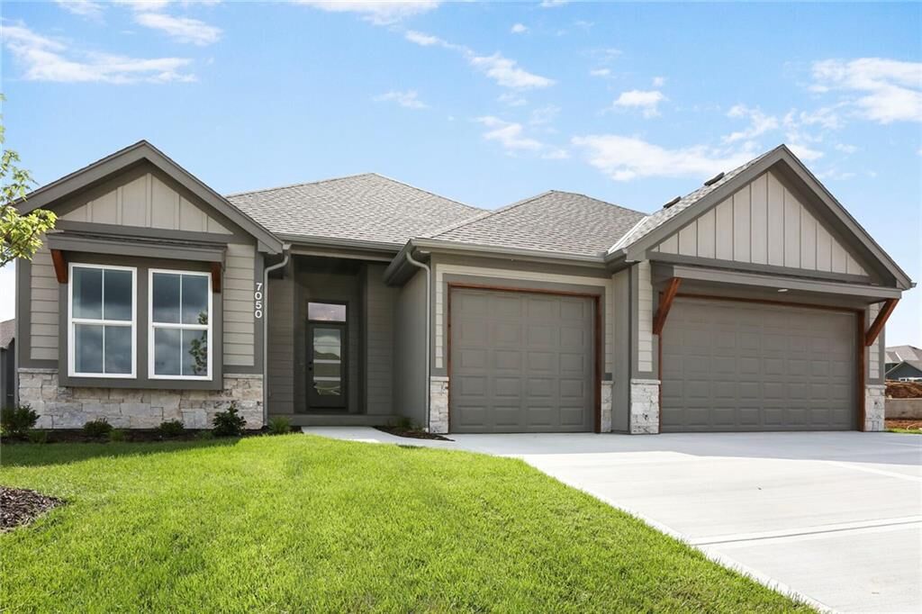 Property Photo: 7050 NW Yulich Court MO 64152
